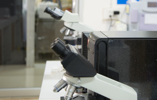 Επιστημονικό μικροσκόπιο στο εργαστήριο. - Φωτογραφία, εικόνα