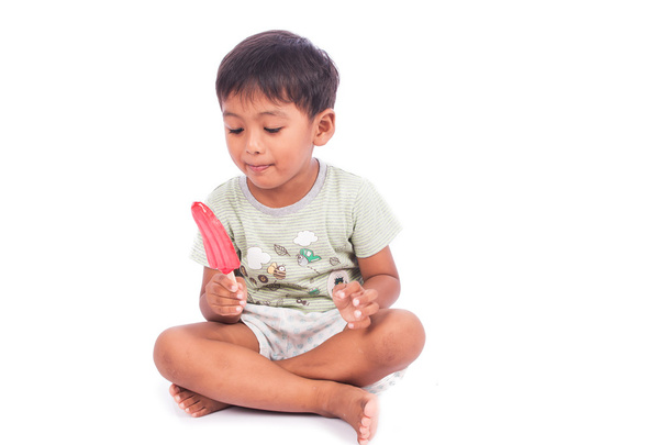 petit garçon manger de la crème iec
 - Photo, image