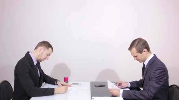 Üzletember aláírja a szerződést és kezet. a tárgyalások befejezése - Felvétel, videó