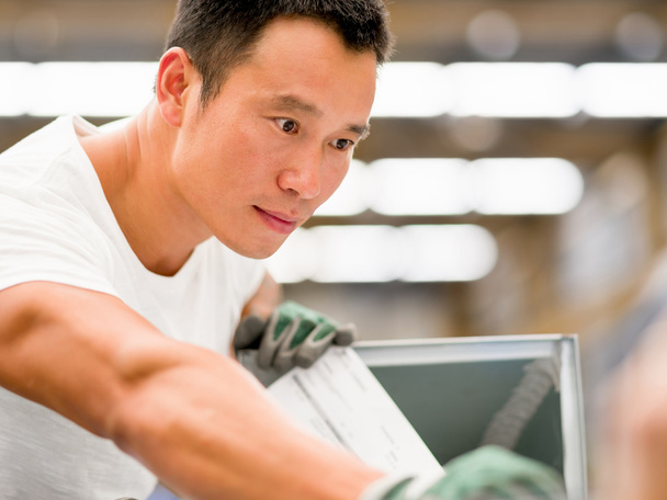 Travailleur asiatique dans l'usine de production sur le plancher de l'usine
 - Photo, image
