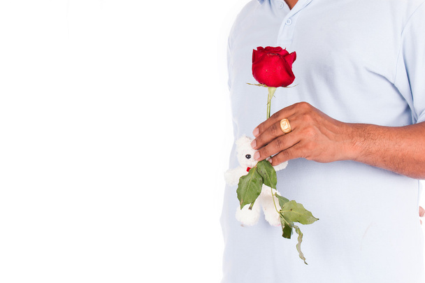 fiatal férfi tartsa Rózsa virág meglepetés felesége - Fotó, kép