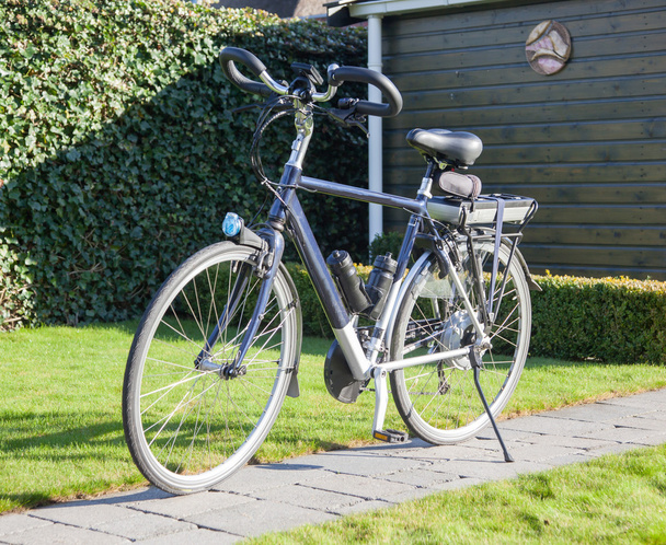 Bicicleta elétrica ao sol
 - Foto, Imagem