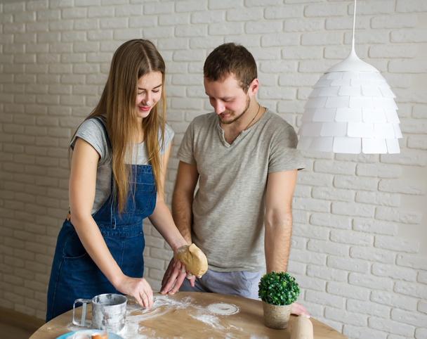 Jugendliche kochen Ingwerplätzchen zum Valentinstag - Foto, Bild