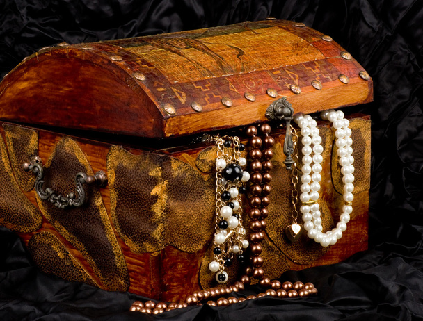 παλιά ξύλινα ανοικτό στήθο με χρυσά κοσμήματα - Φωτογραφία, εικόνα