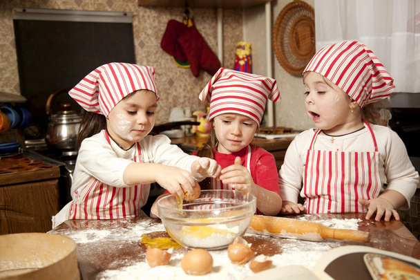 Három kis szakácsok élvezi a nagy rendetlenség konyhában. Litt - Fotó, kép