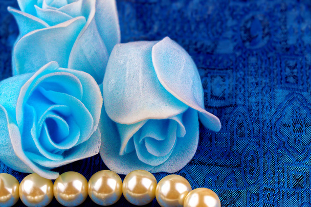 Gyöngy nyaklánc kék szatén háttér - Fotó, kép
