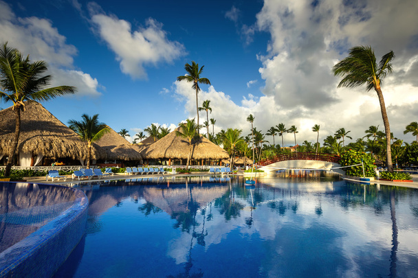 Piscina tropical em resort de luxo ao nascer do sol
 - Foto, Imagem