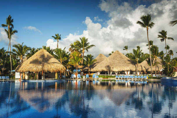 Lever de soleil sur piscine tropicale dans un complexe de luxe, Punta Cana
 - Photo, image