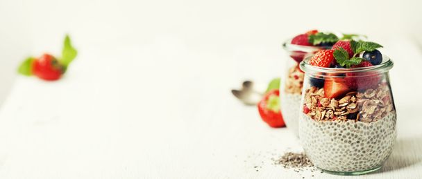 Chia seeds vanilla pudding and berries - Foto, afbeelding