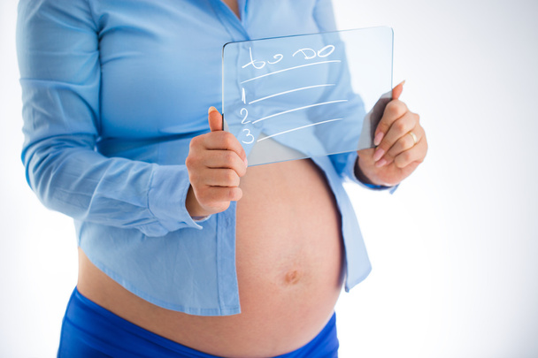 Zwangere vrouw maken gebruik van innovatieve technologieën - Foto, afbeelding