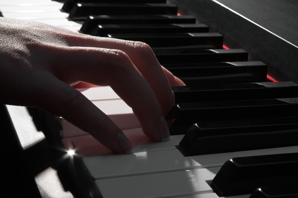 жіноча рука грає на піаніно
 - Фото, зображення