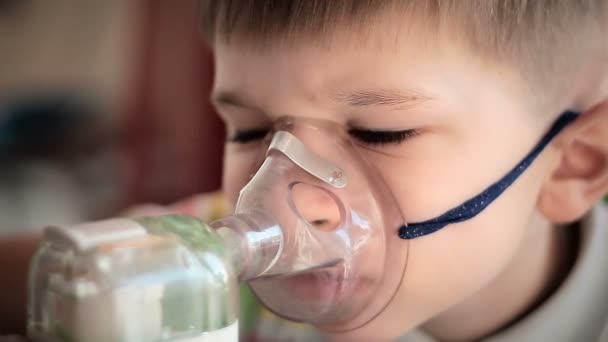 Niño con inhalador 4
 - Metraje, vídeo