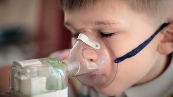 Kind met inhalator 5 - Video