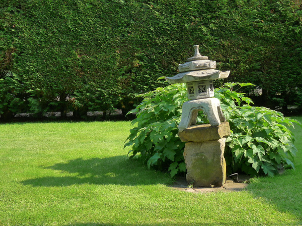 Schöne Statur im Sommergarten - Foto, Bild