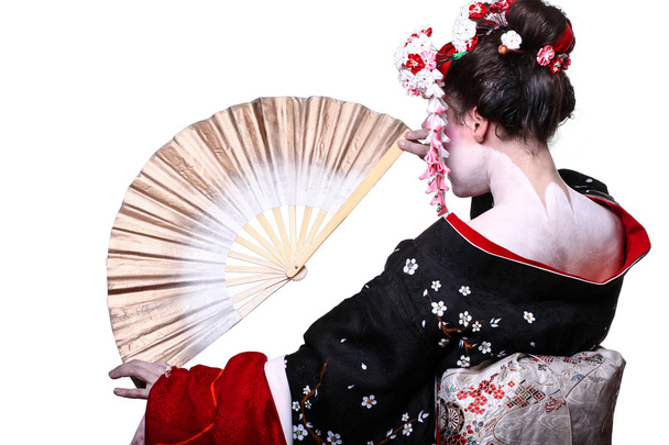 Kimonolu, sakura ve dekorasyonlu genç ve güzel bir geyşa. - Fotoğraf, Görsel