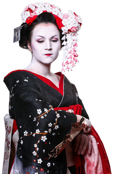 νεαρή όμορφη γκέισα σε κιμονό με σακούρα και διακόσμηση - Φωτογραφία, εικόνα