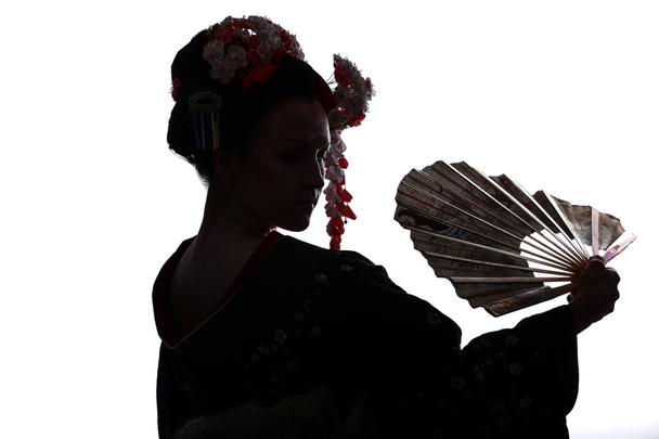 mladá hezká gejša v kimonu se sakurou a dekorací - Fotografie, Obrázek