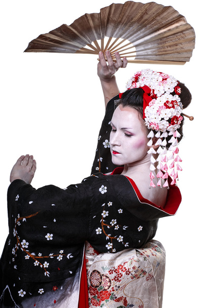jong mooi geisha in kimono met sakura en decoratie - Foto, afbeelding