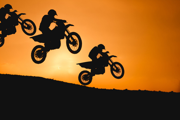 motorfiets silhouet zijn springen - Foto, afbeelding