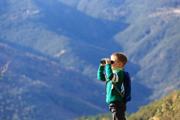 kisfiú távcsővel, Túrázás a hegyekben - Fotó, kép