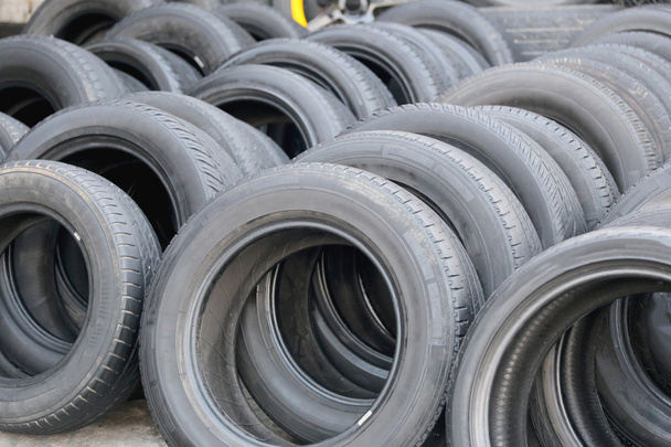Pilha de pneus de borracha usados. - Foto, Imagem