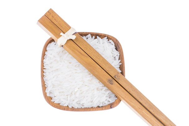 Naturholzgabel und Essstäbchen mit Reis in kleiner Holzschale - Foto, Bild