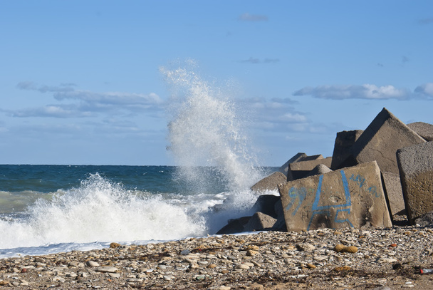 Las olas se estrellaron contra las rocas
 - Foto, Imagen