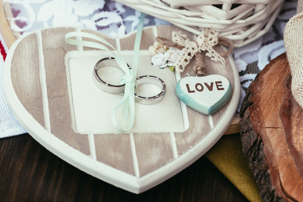 snubní prsteny a srdce s láskou podepsat na obřad - Fotografie, Obrázek