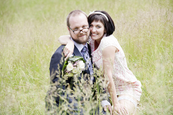 Mladá Svatební pár v trávě - Fotografie, Obrázek