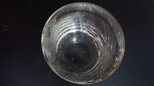 Wasser gefriert in transparentem Glas. - Filmmaterial, Video