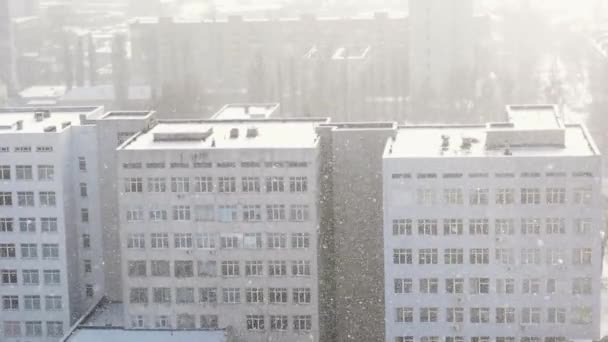 Winterweer in de stad, sneeuwval stedelijke achtergrond - Video