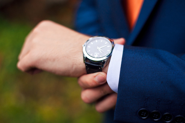 business man in a suit looking time - Foto, imagen