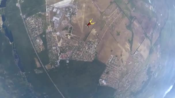 Skydiver στην πορεία επιταχυνόμενη ελεύθερη πτώση - Πλάνα, βίντεο