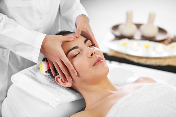 mulher relaxante com massagem facial
  - Foto, Imagem