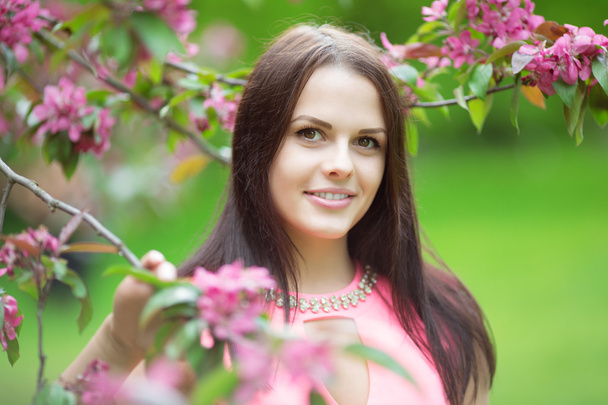 若い春ファッションの女性。私の木の開花でトレンディな女の子 - 写真・画像