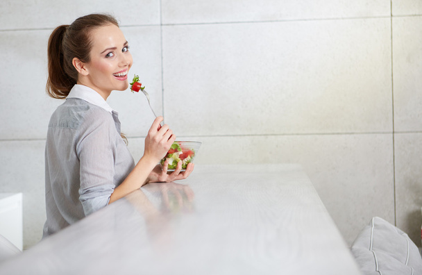 Mujer comiendo ensalada fresca - Foto, Imagen