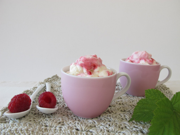 Mrożony jogurt, lody malinowe - Zdjęcie, obraz