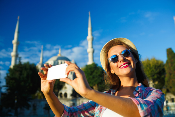 Menina fazendo selfie pelo smartphone no fundo do Bl
 - Foto, Imagem