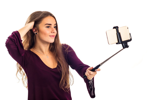 Teenager macht Selbstporträt mit Selfie-Stick - Foto, Bild