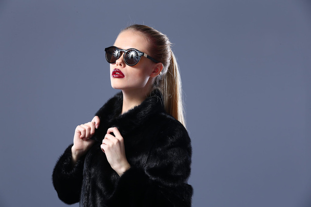 Fashion Beauty girl model blonde long hair and bright makeup, sexy blond vogue style female in luxury fur coat, studio isolated. - 写真・画像