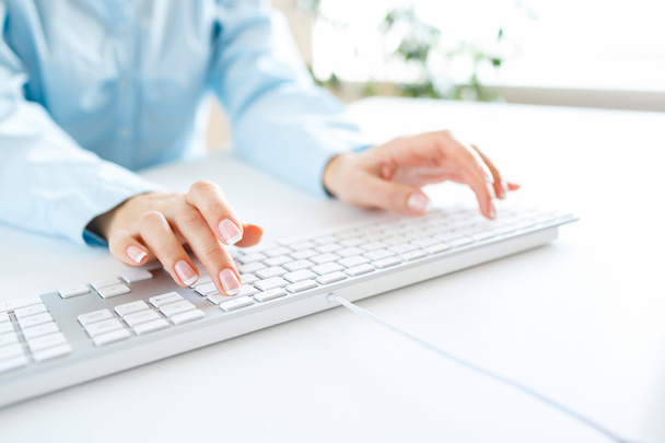 жінка офісний працівник, що друкує на клавіатурі
 - Фото, зображення