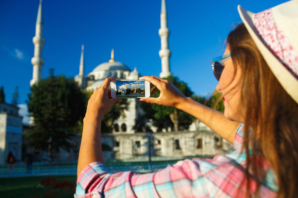 Κορίτσι που κάνει τη φωτογραφία από το smartphone κοντά στο Μπλε Τζαμί, Istan - Φωτογραφία, εικόνα