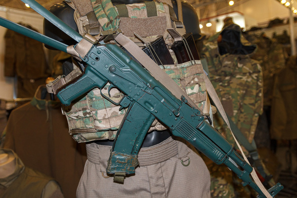 Militaire munitie en Kalashnikov assault rifle close-up. Wapens - Foto, afbeelding