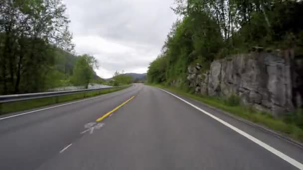 Οδηγώντας ένα αυτοκίνητο σε ένα δρόμο στη Νορβηγία - Πλάνα, βίντεο