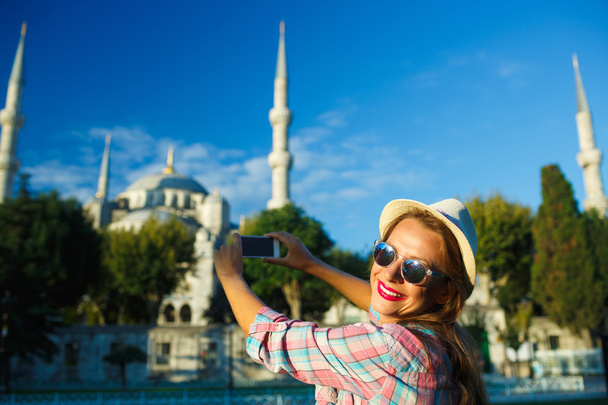 Dziewczyny, co zdjęcie smartphone, w pobliżu Błękitnego Meczetu, Istán - Zdjęcie, obraz