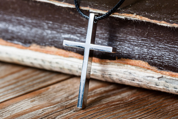 Silver Christian cross on bible - Foto, imagen