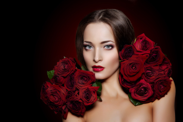 Beautiful model woman rose flower in hair beauty salon makeup Yo - Foto, afbeelding