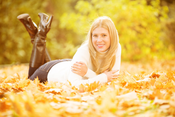 Herbst Frau auf Hintergrund fallen Landschaft Blätter von Bäumen. Modell - Foto, Bild