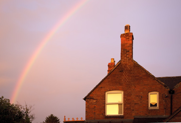 Casa adosada de ladrillo rojo con arco iris
 - Foto, Imagen