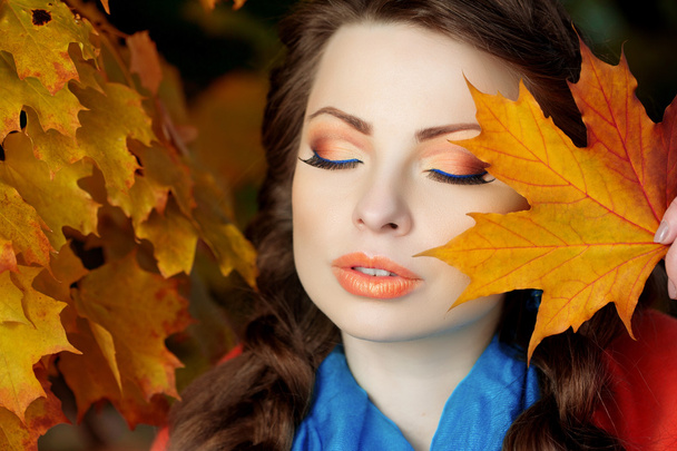Modelo de outono, maquiagem brilhante. mulher no fundo queda paisagem
 - Foto, Imagem